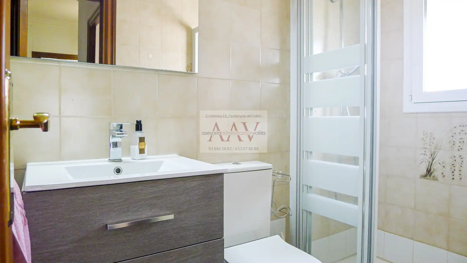 Baño de Casa o chalet en venta en Cerdanyola del Vallès con Calefacción, Jardín privado y Terraza