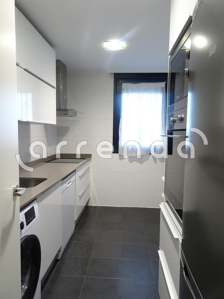 Cuina de Pis de lloguer en Santander amb Calefacció, Traster i Piscina