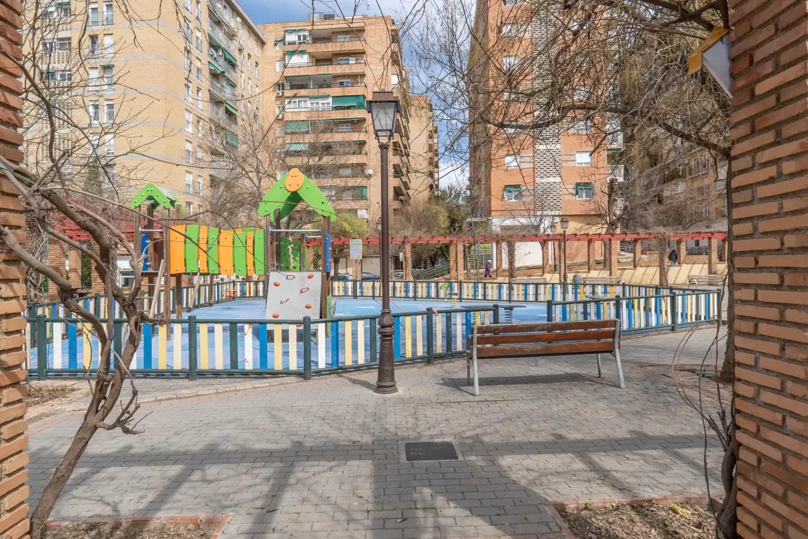 Vista exterior de Pis en venda en Granada amb Aire condicionat i Balcó
