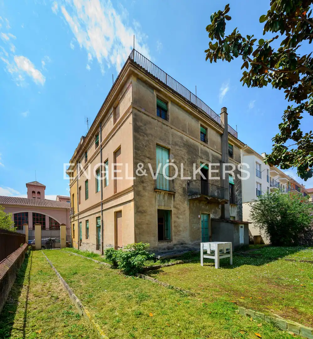 Vista exterior de Casa o chalet en venta en Olot con Calefacción, Jardín privado y Terraza