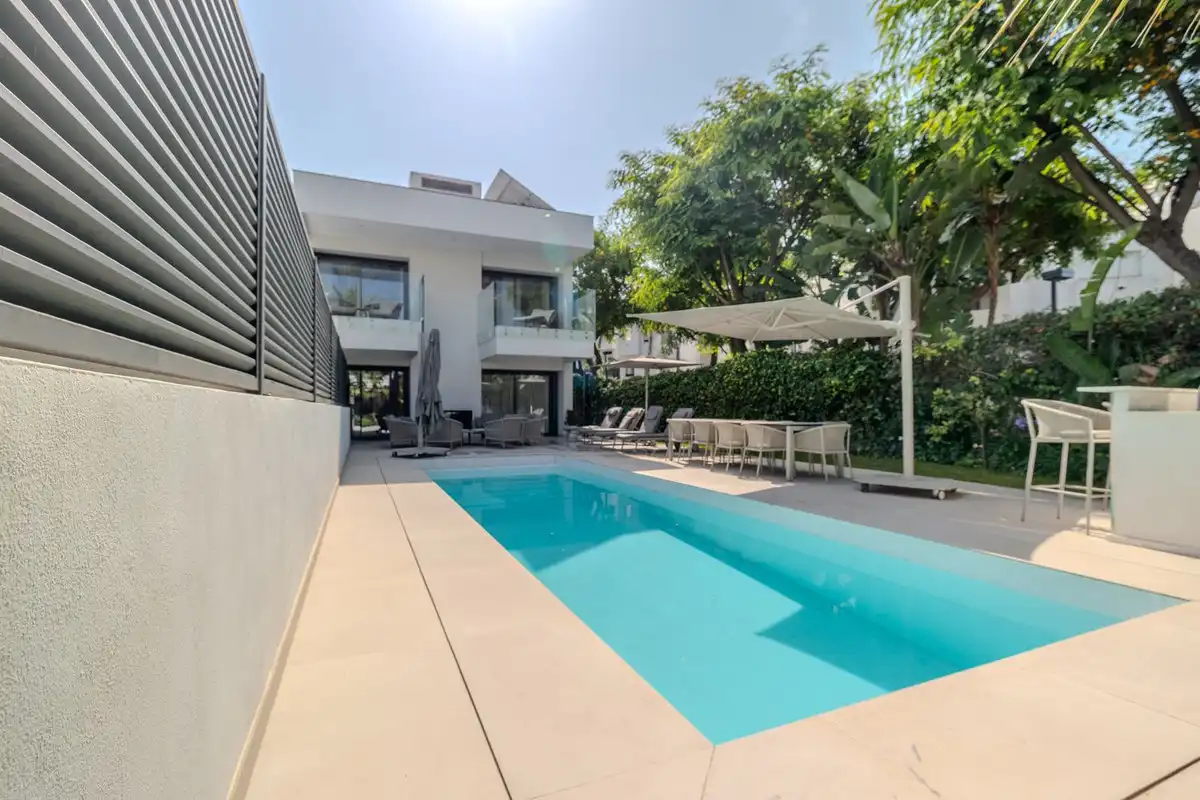 Schwimmbecken von Haus oder Chalet zum Verkauf in Marbella mit Klimaanlage, Privatgarten und Terrasse