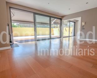 Sala d'estar de Pis de lloguer en El Masnou amb Aire condicionat, Jardí privat i Parquet
