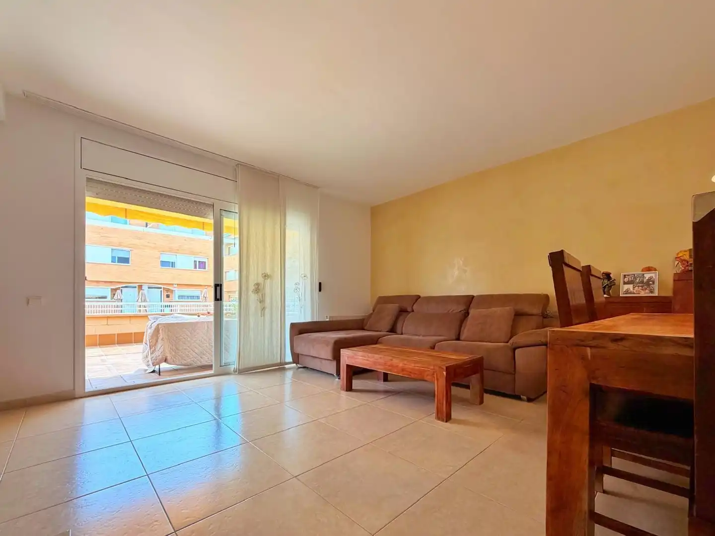 Sala d'estar de Casa adosada en venda en Cubelles amb Aire condicionat, Calefacció i Terrassa