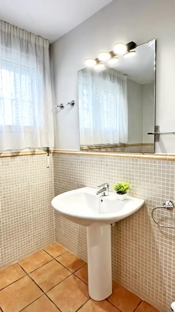 Badezimmer von Wohnungen zur Miete in Oliva mit Klimaanlage, Heizung und Privatgarten