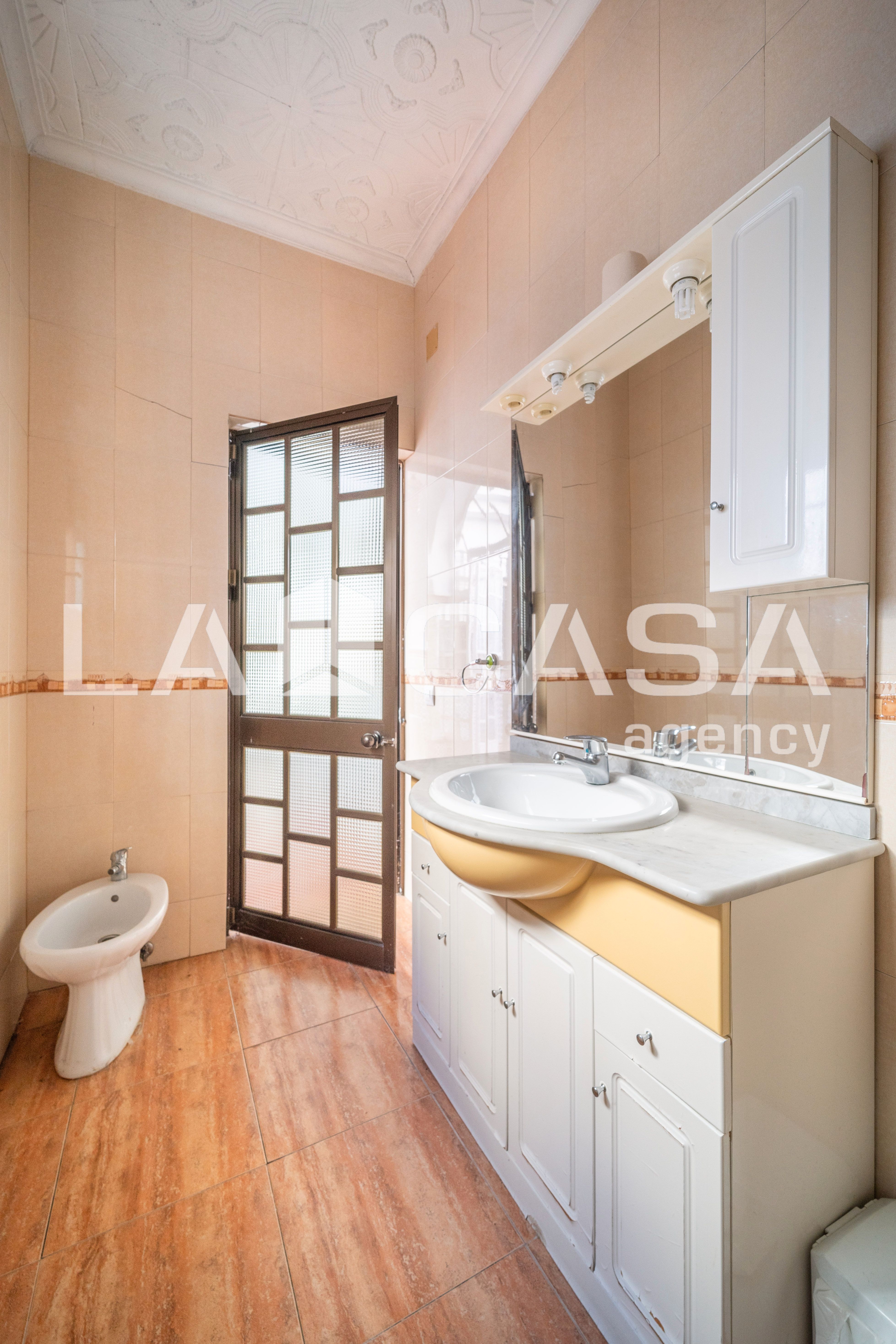 Bathroom of House or chalet for sale in Dos Hermanas  with Air Conditioner and Storage room