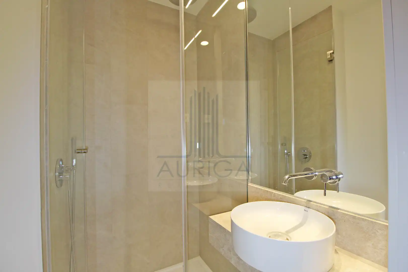 Bathroom of Office for sale in Madrid  with Air Conditioner, Heating and Terrace