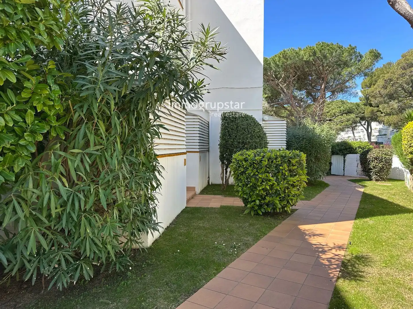 Vista exterior de Casa adosada en venda en Castell d'Aro, Platja d'Aro i s'Agaró amb Aire condicionat, Calefacció i Jardí privat