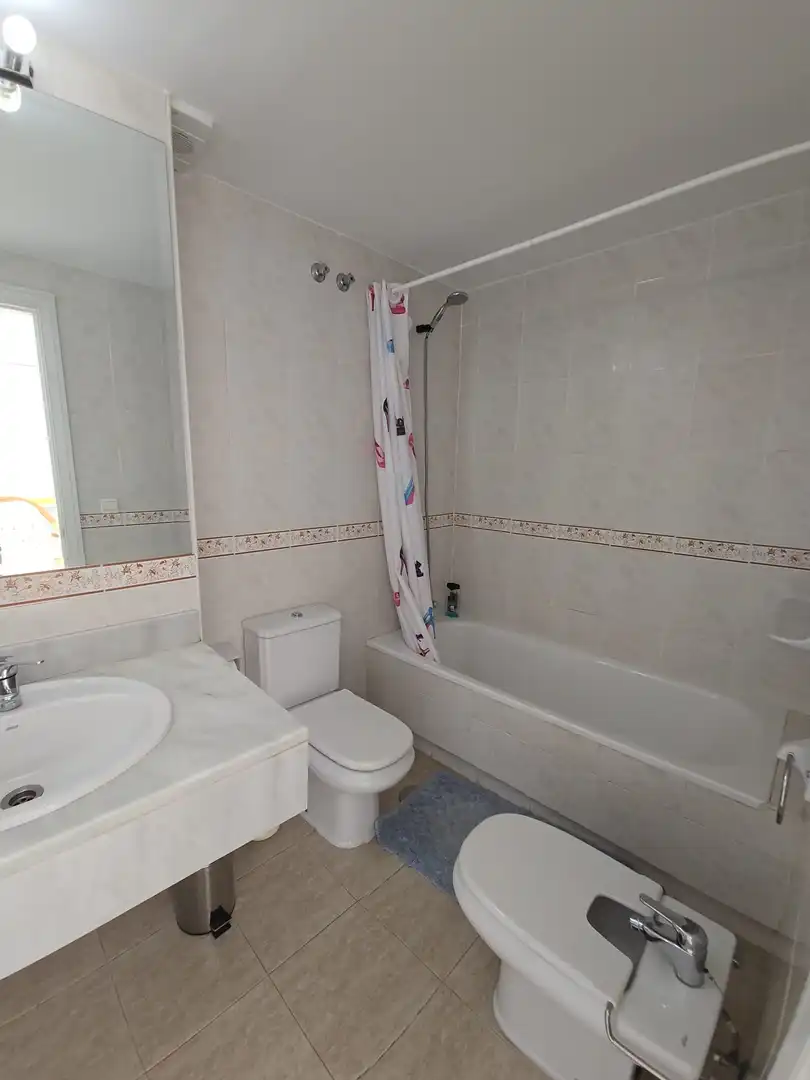 Badezimmer von Dachboden zur Miete in Marbella mit Klimaanlage, Terrasse und Möbliert