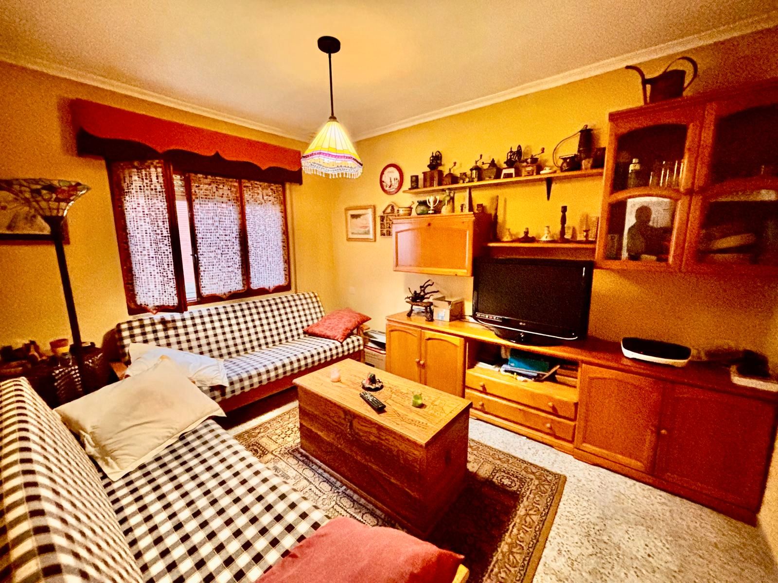 Sala d'estar de Casa o xalet en venda en Regueras de Arriba amb Jardí privat, Parquet i Moblat
