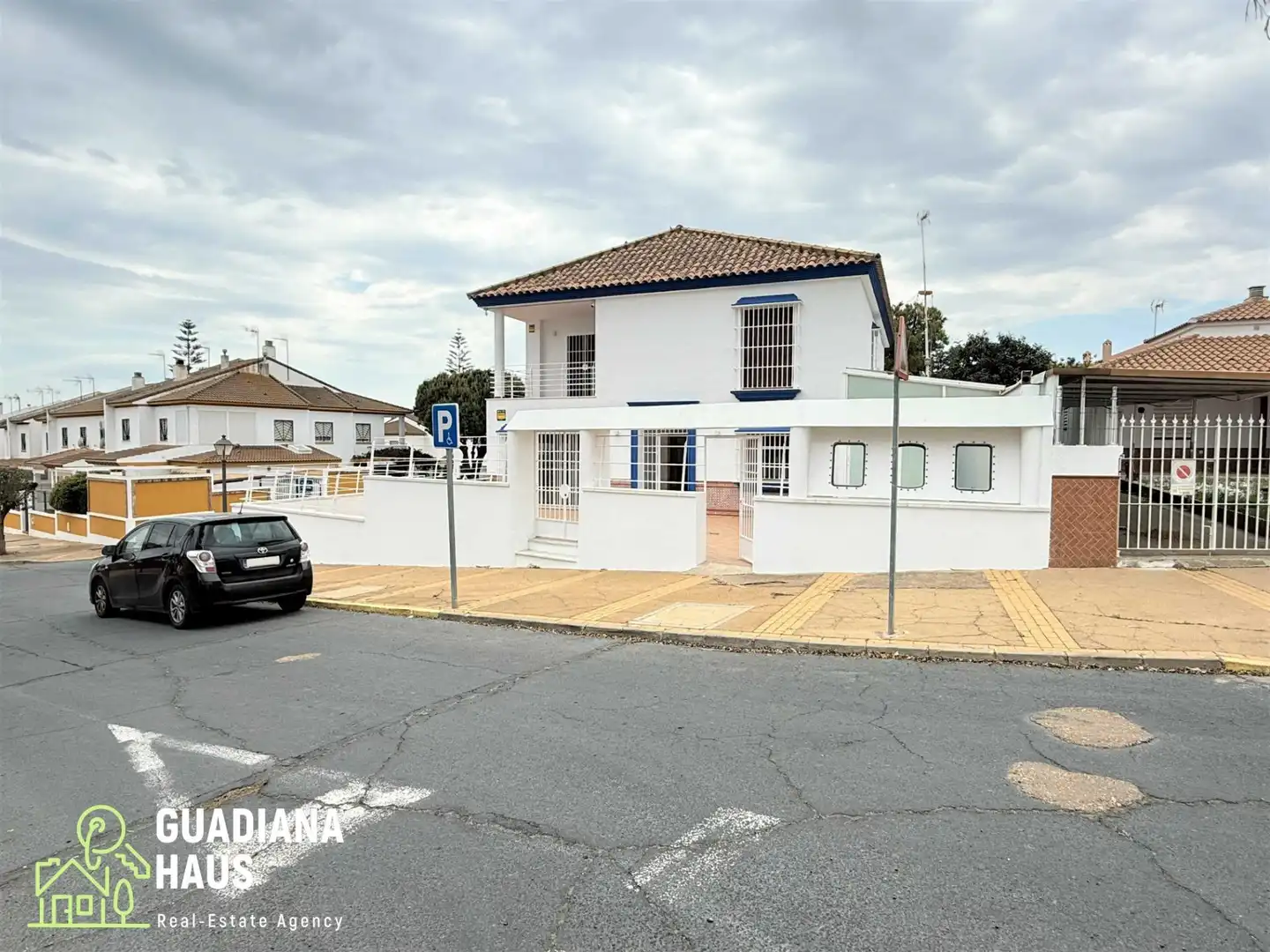 Vista exterior de Casa o chalet en venta en Islantilla con Terraza, Trastero y Piscina