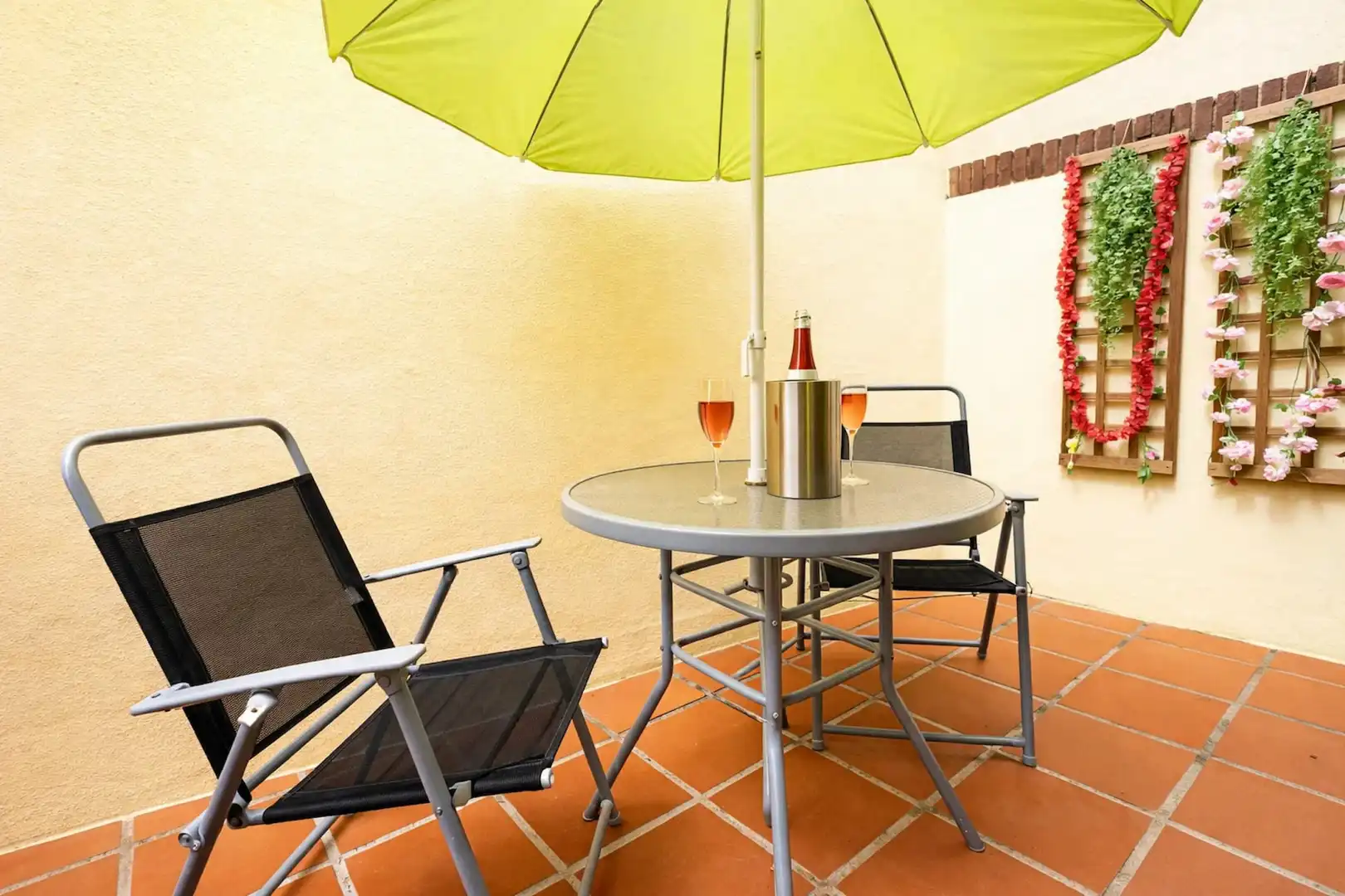 Terrasse von Einfamilien-Reihenhaus zum Verkauf in Manilva mit Klimaanlage, Terrasse und Schwimmbad