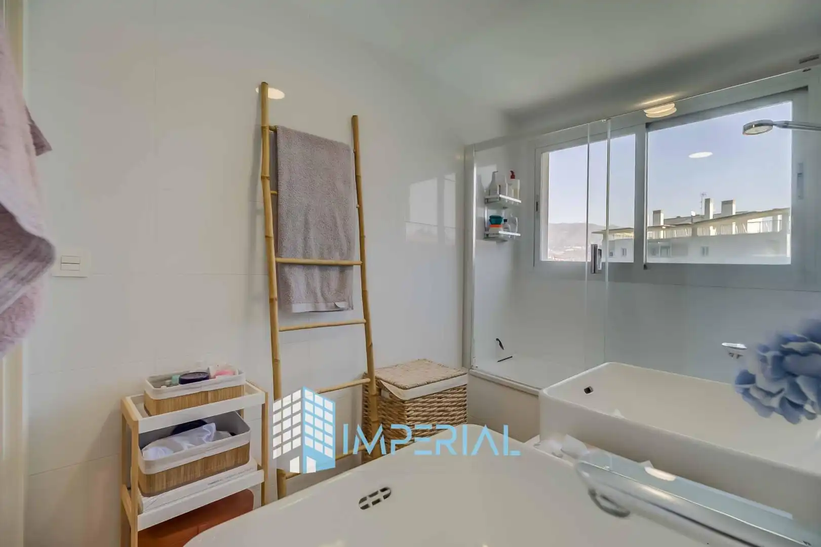 Bathroom of Flat for sale in Fuengirola  with Air Conditioner, Heating and Terrace