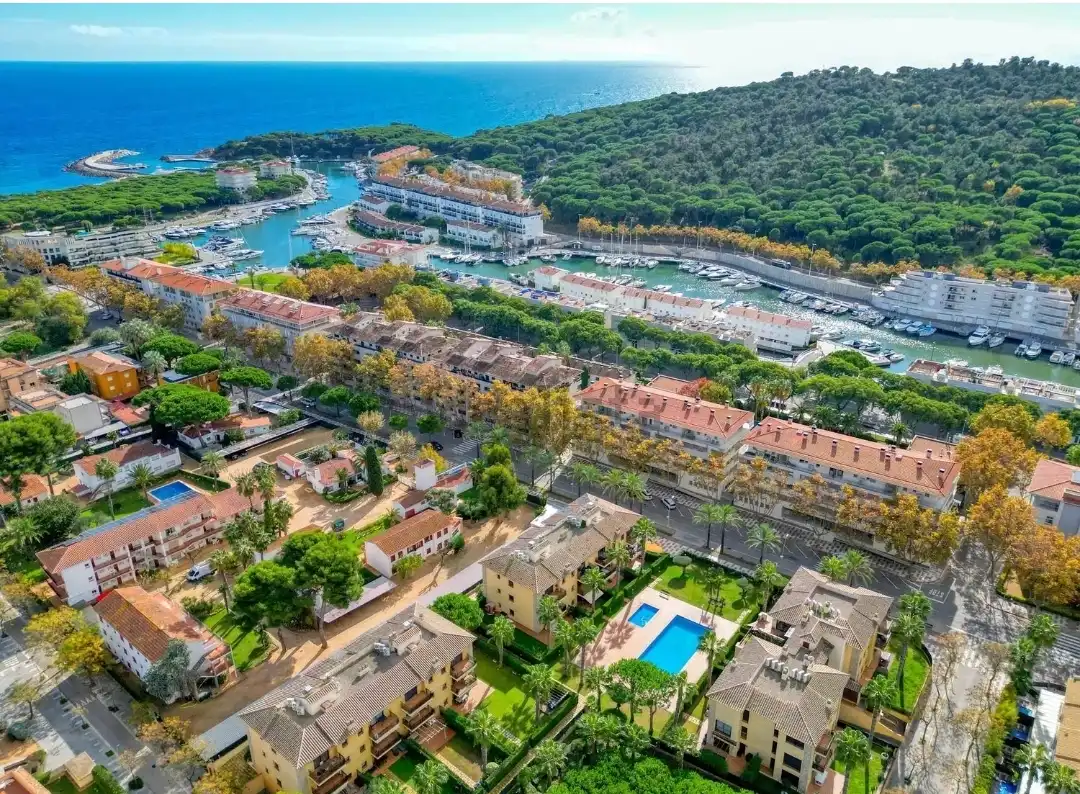 Vista exterior de Pis de lloguer en Castell d'Aro, Platja d'Aro i s'Agaró amb Aire condicionat, Calefacció i Jardí privat