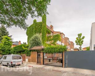 Exterior view of Single-family semi-detached for sale in  Madrid Capital  with Air Conditioner and Terrace