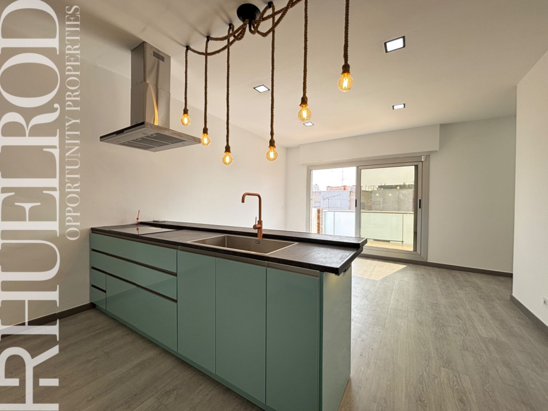 Kitchen of Flat for sale in Pineda de Mar  with Parquet flooring, Terrace and Oven