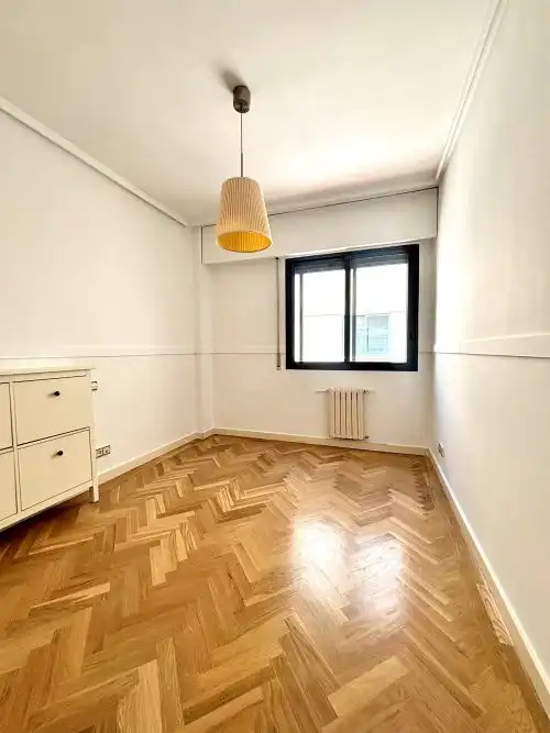 Schlafzimmer von Wohnung zur Miete in Madrid mit Heizung, Parkett und Terrasse