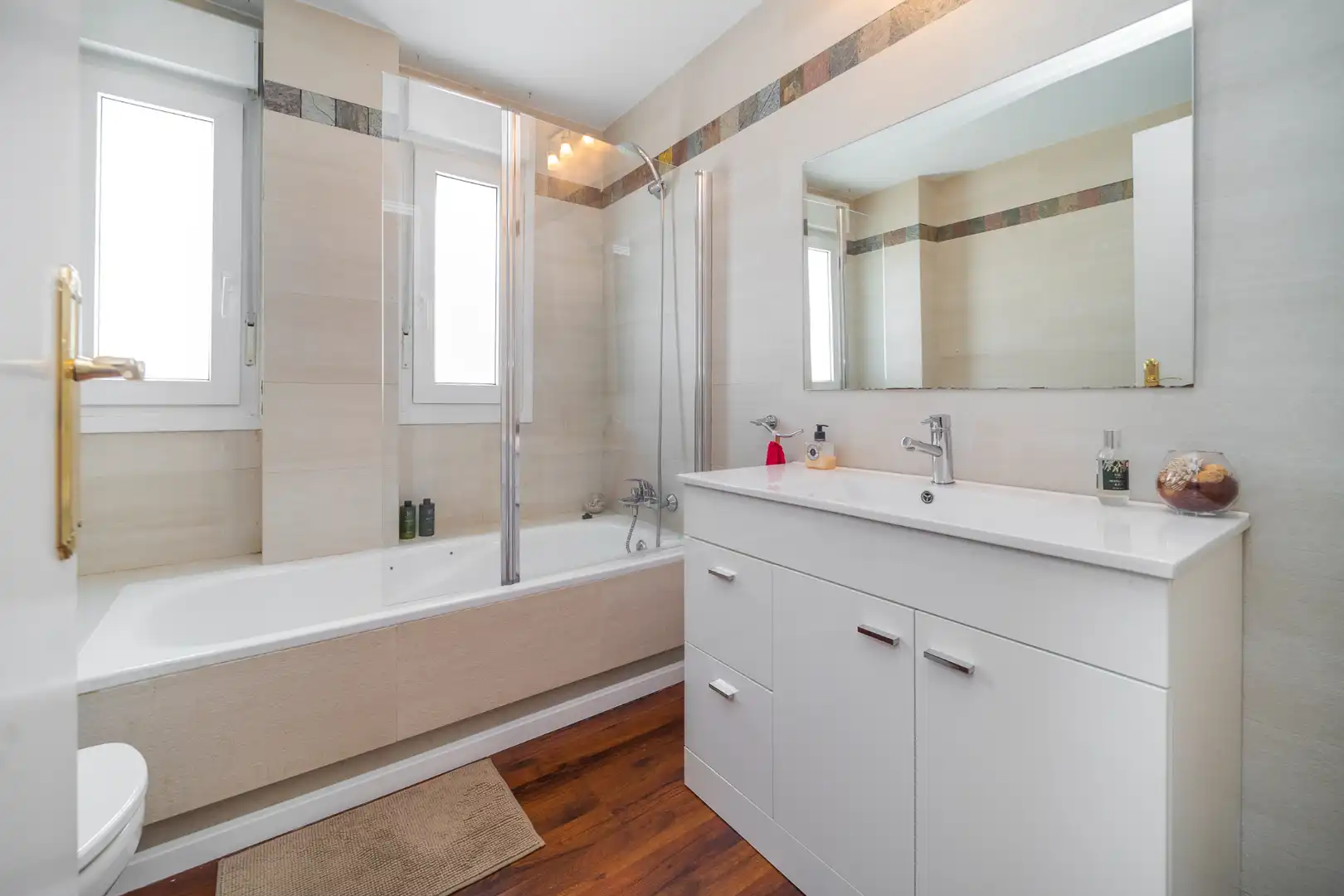 Baño de Casa adosada en venta en Las Rozas de Madrid con Aire acondicionado, Calefacción y Jardín privado