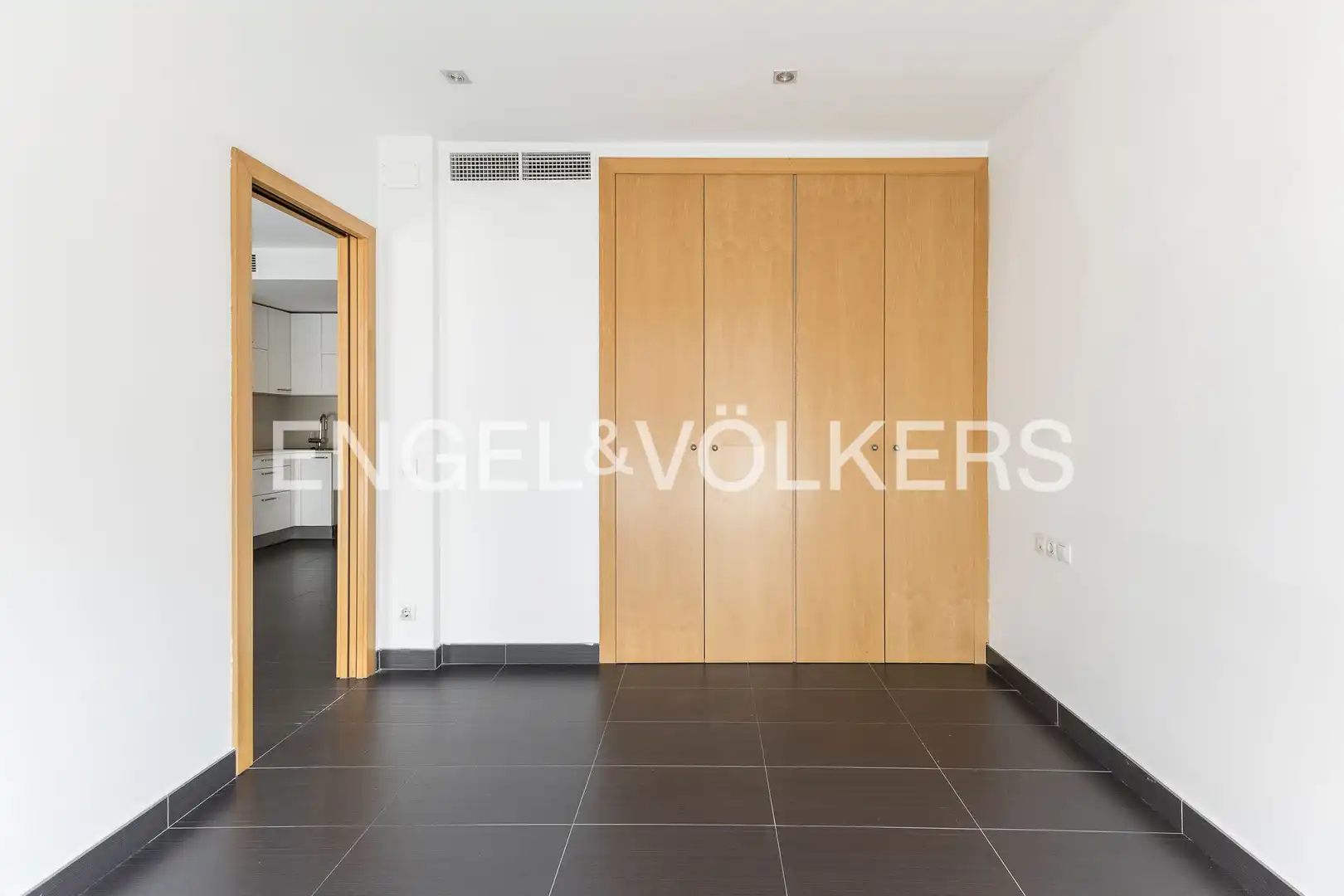 Flat for sale in Barcelona  with Air Conditioner, Heating and Swimming Pool