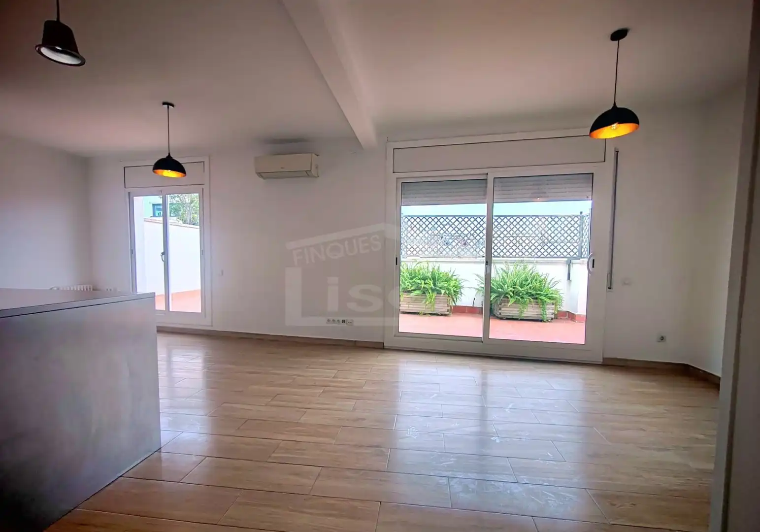 Wohnzimmer von Dachboden zum Verkauf in Barcelona mit Klimaanlage, Heizung und Parkett