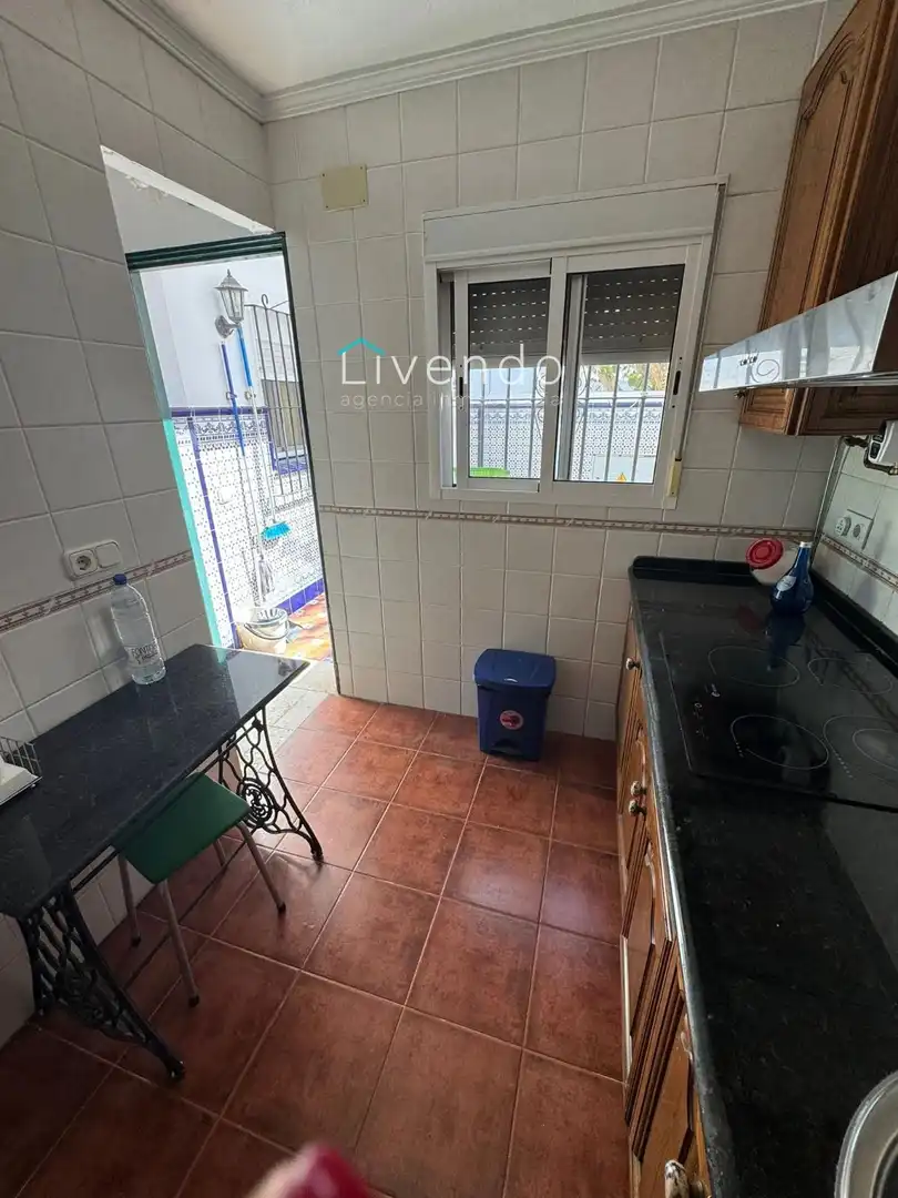 Cuina de Casa o xalet en venda en Chiclana de la Frontera amb Jardí privat, Piscina i Piscina comunitària