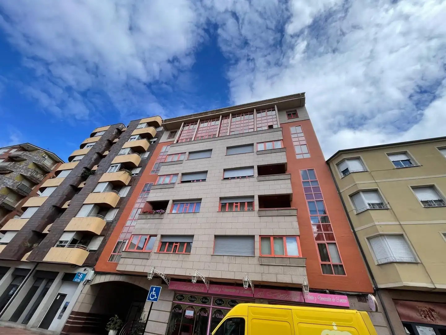 Vista exterior de Piso en venta en Ponferrada con Calefacción, Terraza y Trastero