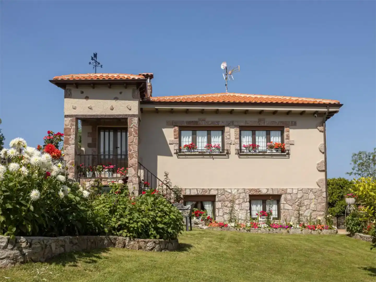 Außenansicht von Wohnung zum Verkauf in Llanes mit Balkon