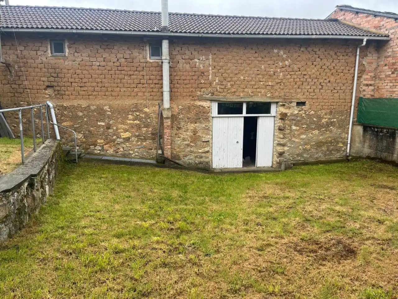 Vista exterior de Casa o xalet en venda en Valdepiélago amb Calefacció i Jardí privat