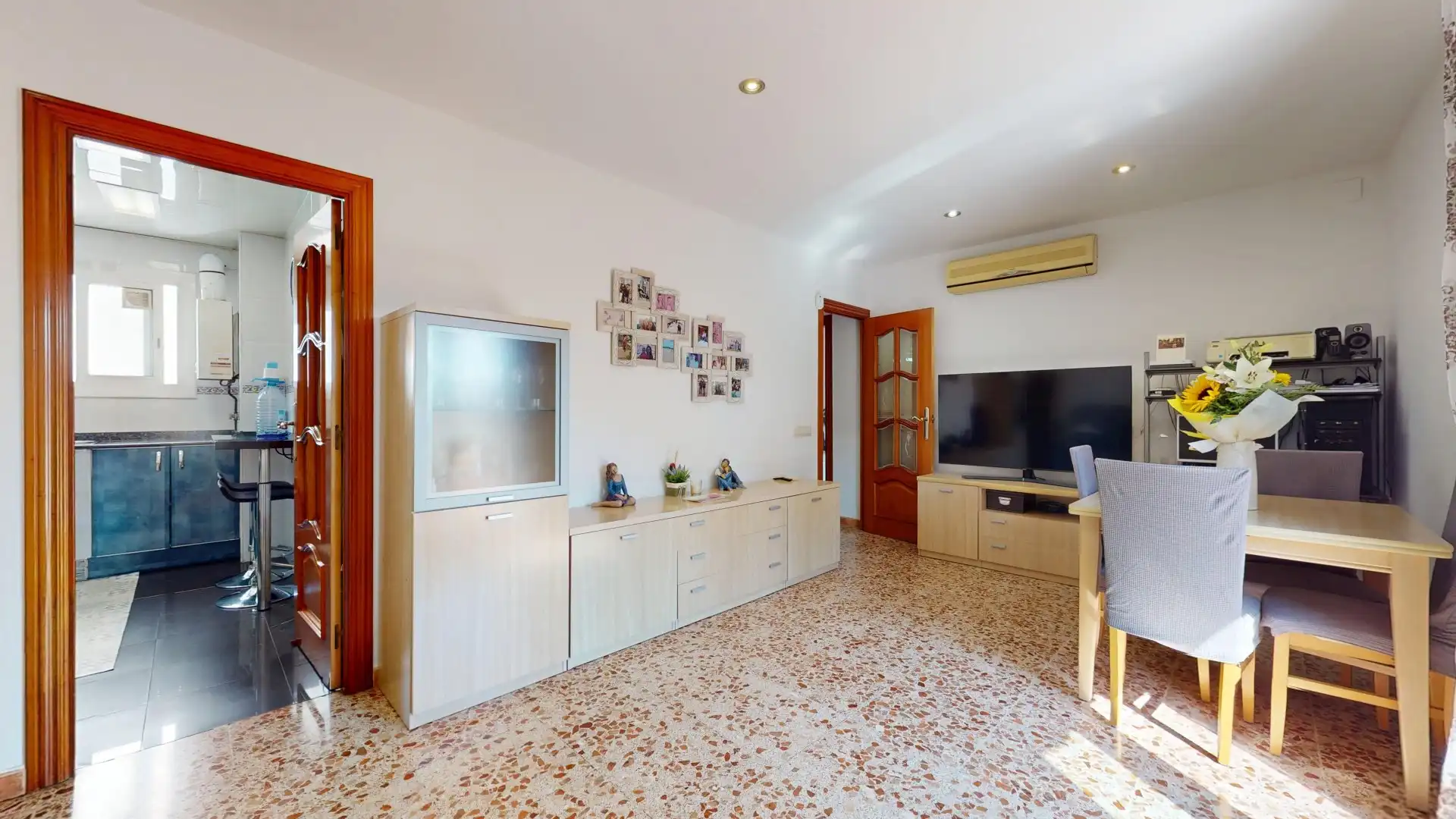 Sala d'estar de Àtic en venda en L'Hospitalet de Llobregat amb Aire condicionat, Terrassa i Traster