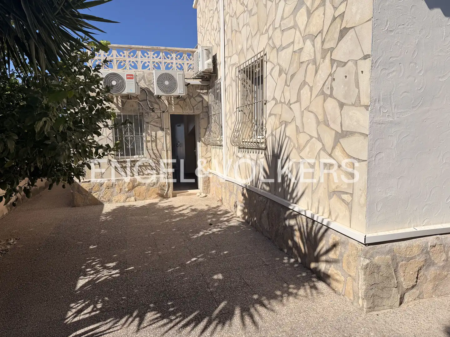 Vista exterior de Casa o xalet en venda en Els Poblets amb Aire condicionat, Calefacció i Jardí privat