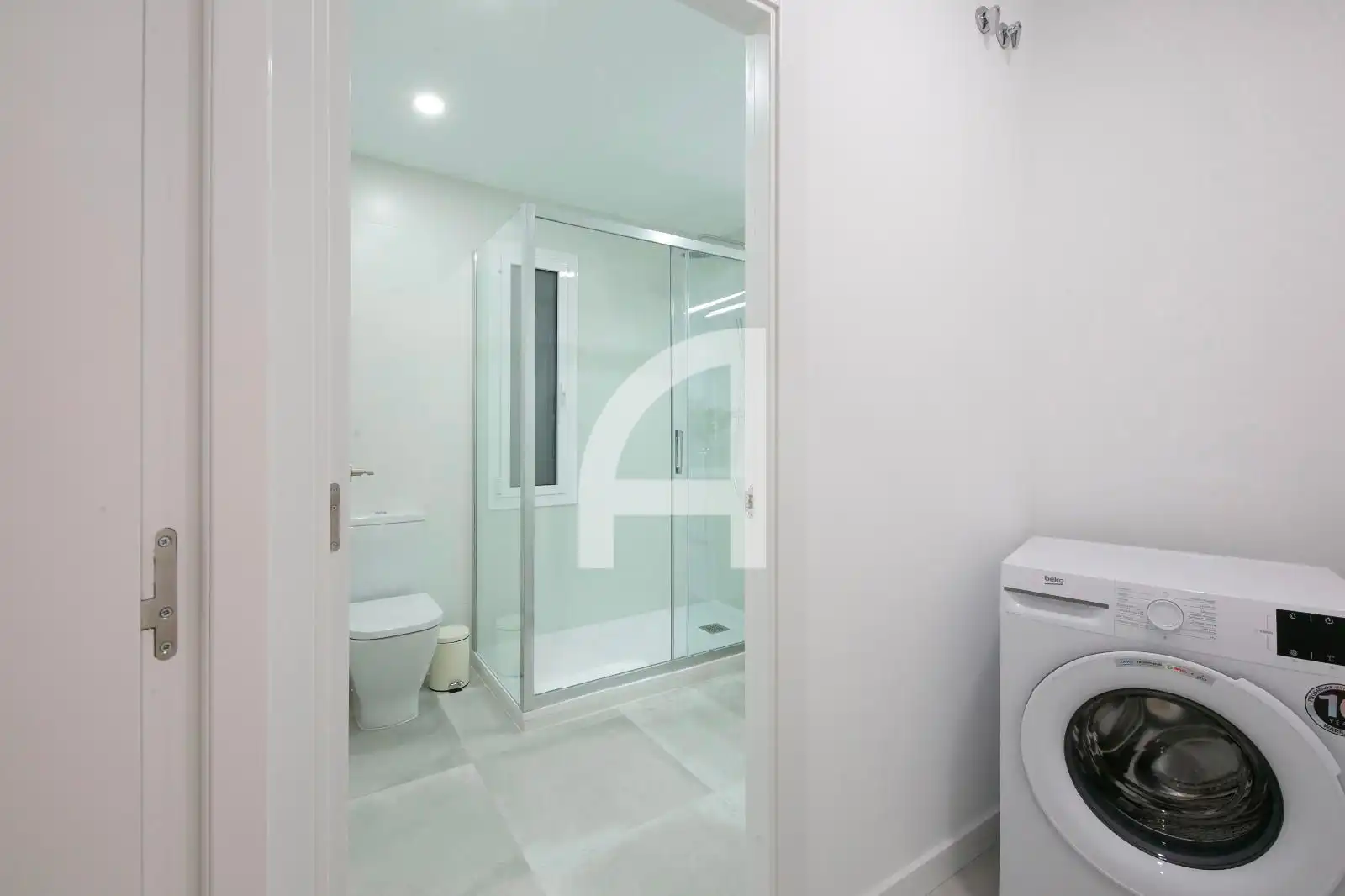 Badezimmer von Wohnung zum Verkauf in Barcelona mit Klimaanlage, Heizung und Parkett