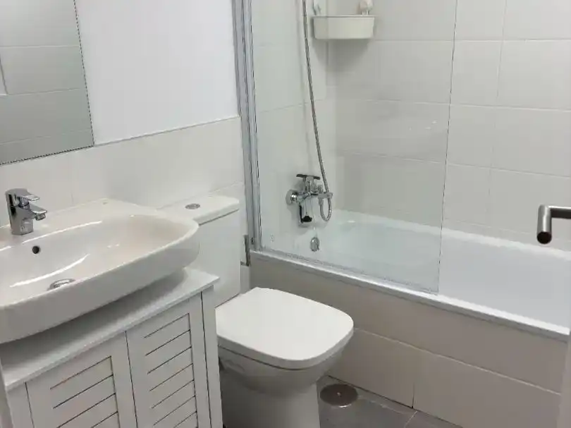 Badezimmer von Wohnung zur Miete in  Sevilla Capital mit Klimaanlage und Schwimmbad
