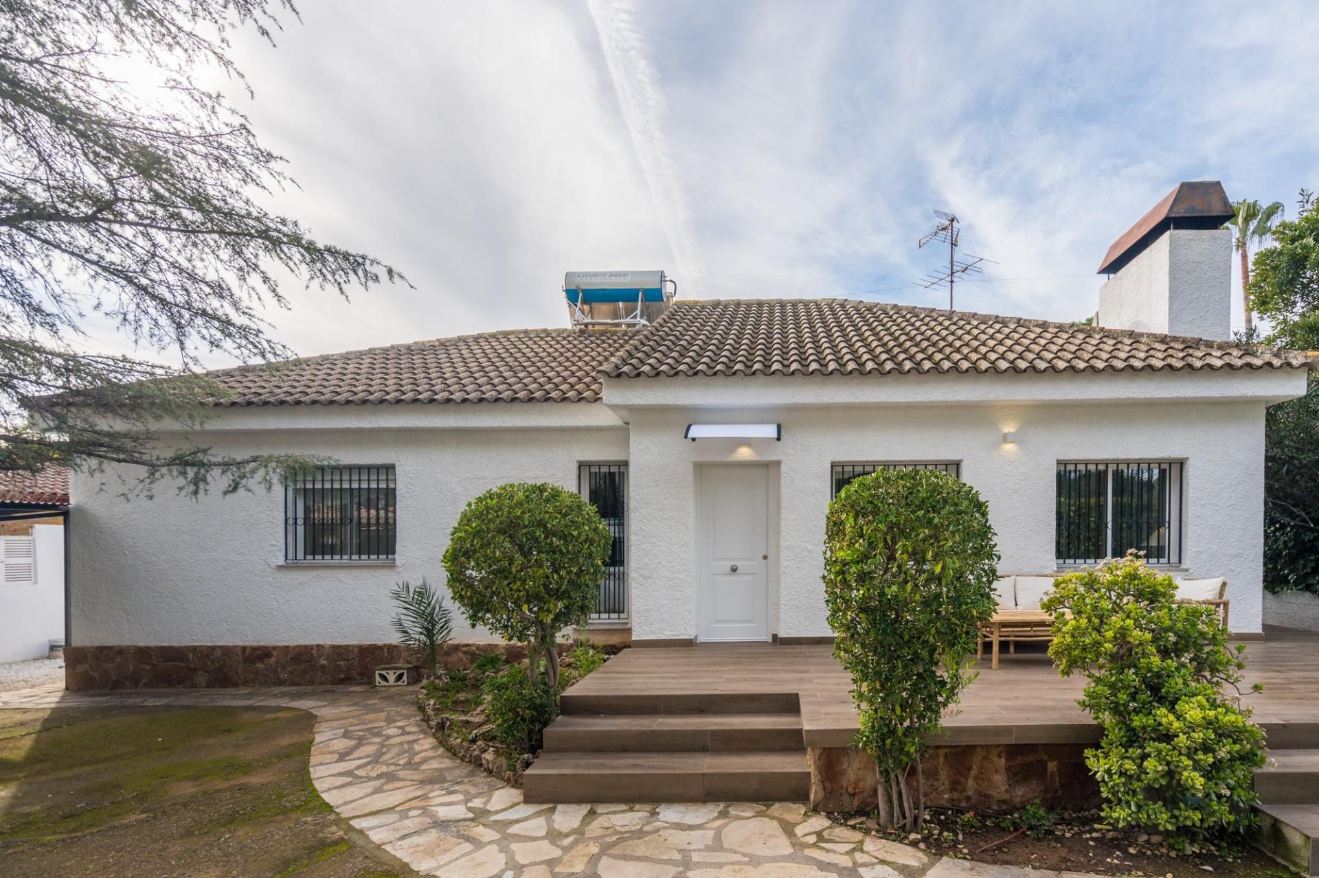 Exterior view of House or chalet for sale in Paterna  with Air Conditioner, Private garden and Terrace