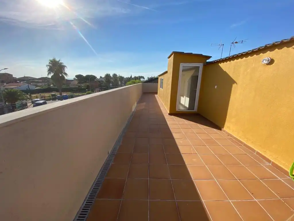 Terrassa de Casa o xalet en venda en Casarrubios del Monte amb Jardí privat, Piscina i Moblat