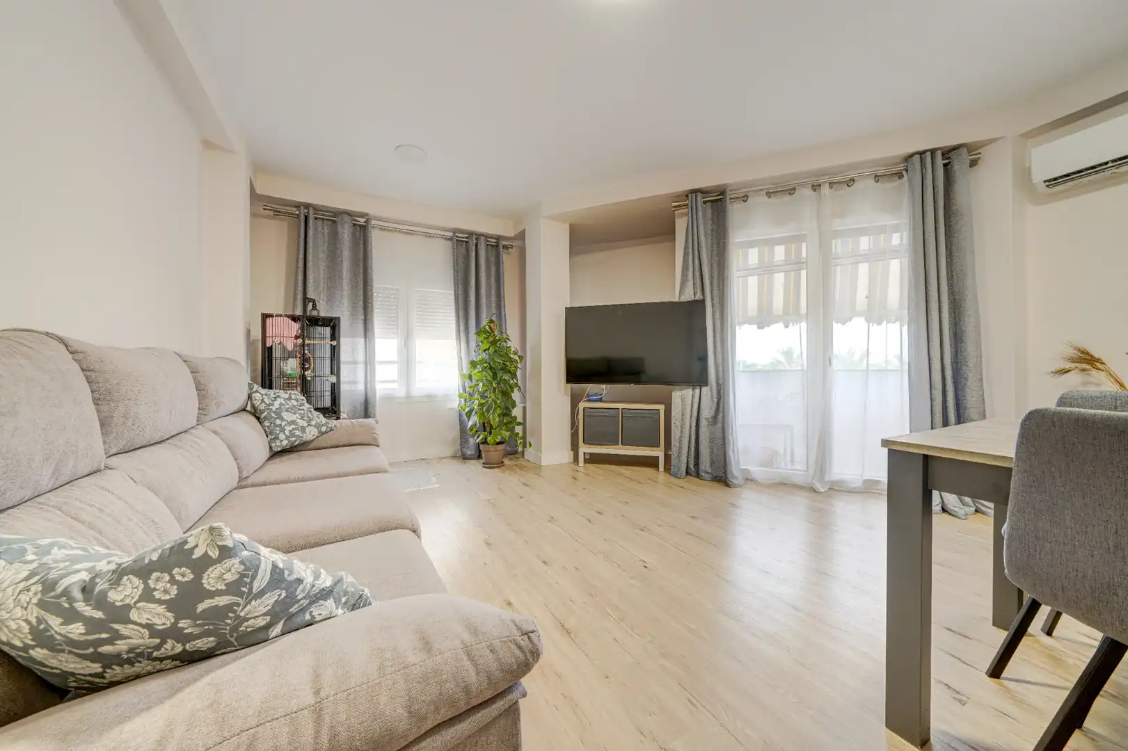 Sala de estar de Piso en venta en Paterna con Aire acondicionado, Parquet y Horno