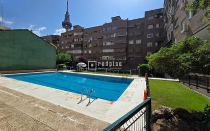 Piscina de Pis en venda en  Madrid Capital amb Calefacció, Parquet i Terrassa