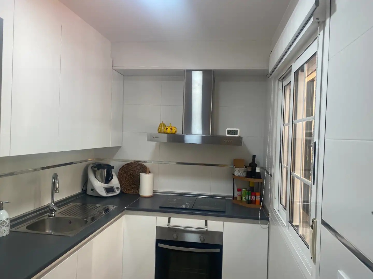 Küche von Maisonette zum Verkauf in Roquetas de Mar mit Klimaanlage, Privatgarten und Ofen