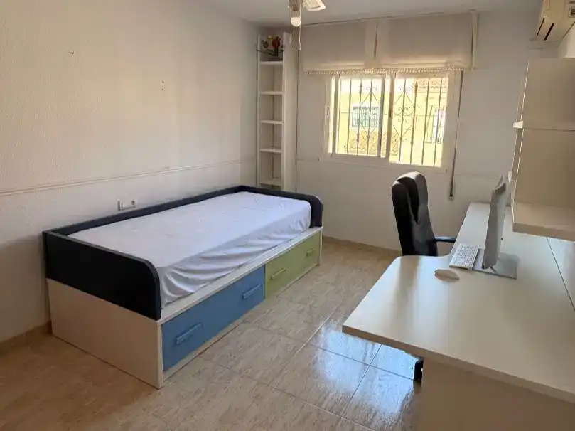 Dormitori de Dúplex per a compartir en Almería amb Aire condicionat, Moblat i Balcó
