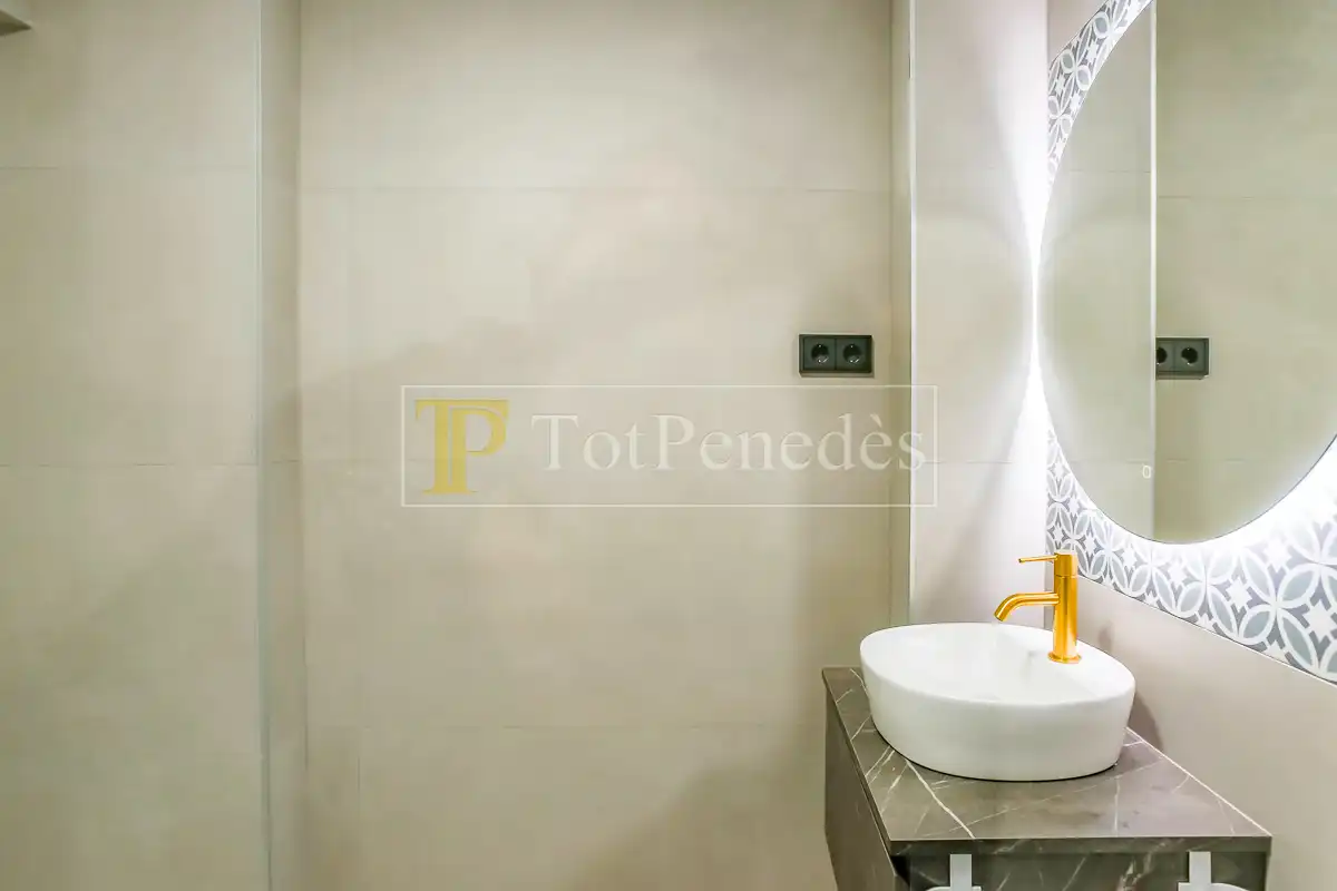 Baño de Planta baja en venta en Vilanova i la Geltrú con Aire acondicionado y Calefacción