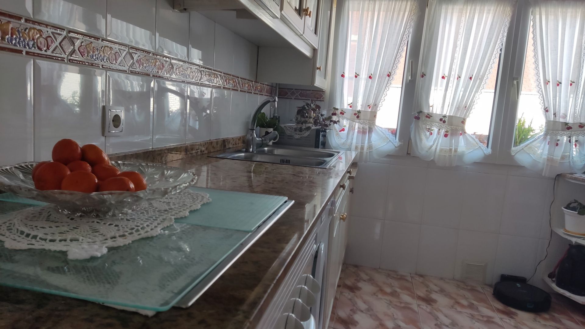 Cuina de Pis en venda en Gijón  amb Parquet, Moblat i Forn