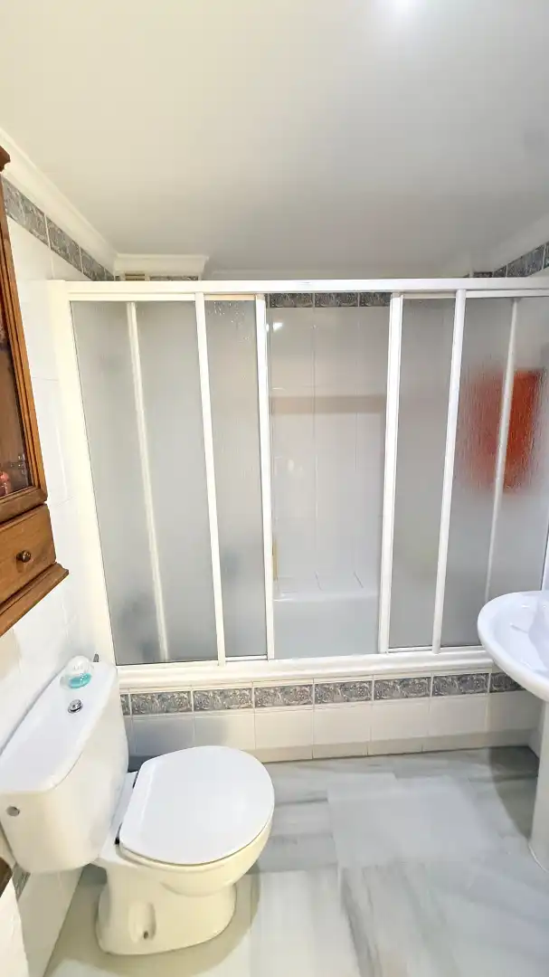 Baño de Piso en venta en Marbella con Terraza, Amueblado y Horno