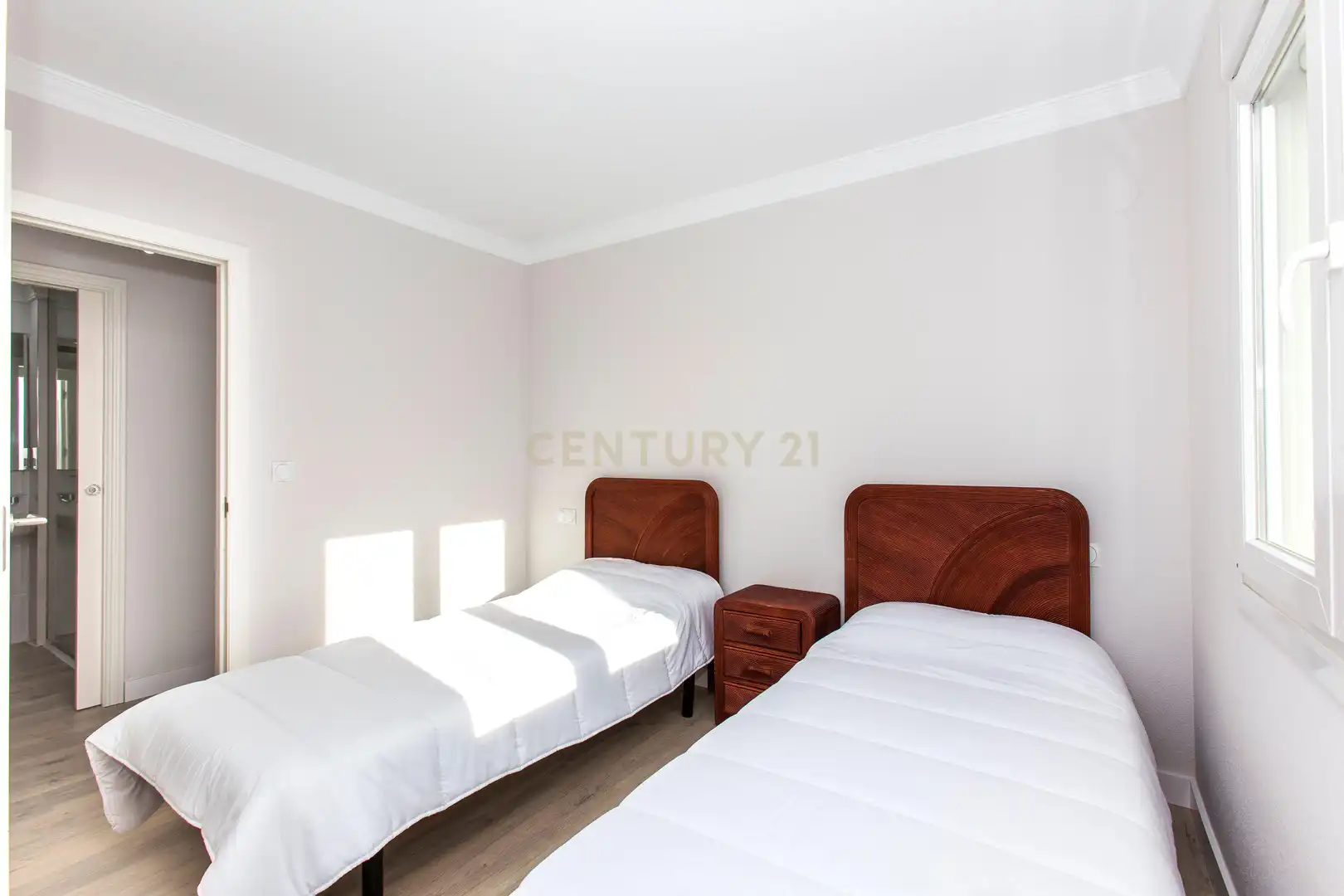 Schlafzimmer von Einfamilien-Reihenhaus zum Verkauf in Oliva mit Klimaanlage, Privatgarten und Ofen