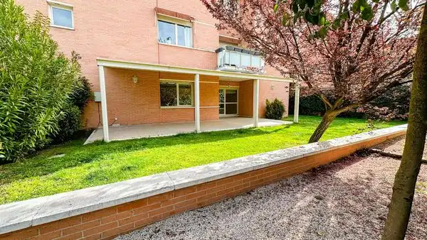 Vista exterior de Piso de alquiler en Madrid con Aire acondicionado, Jardín privado y Trastero