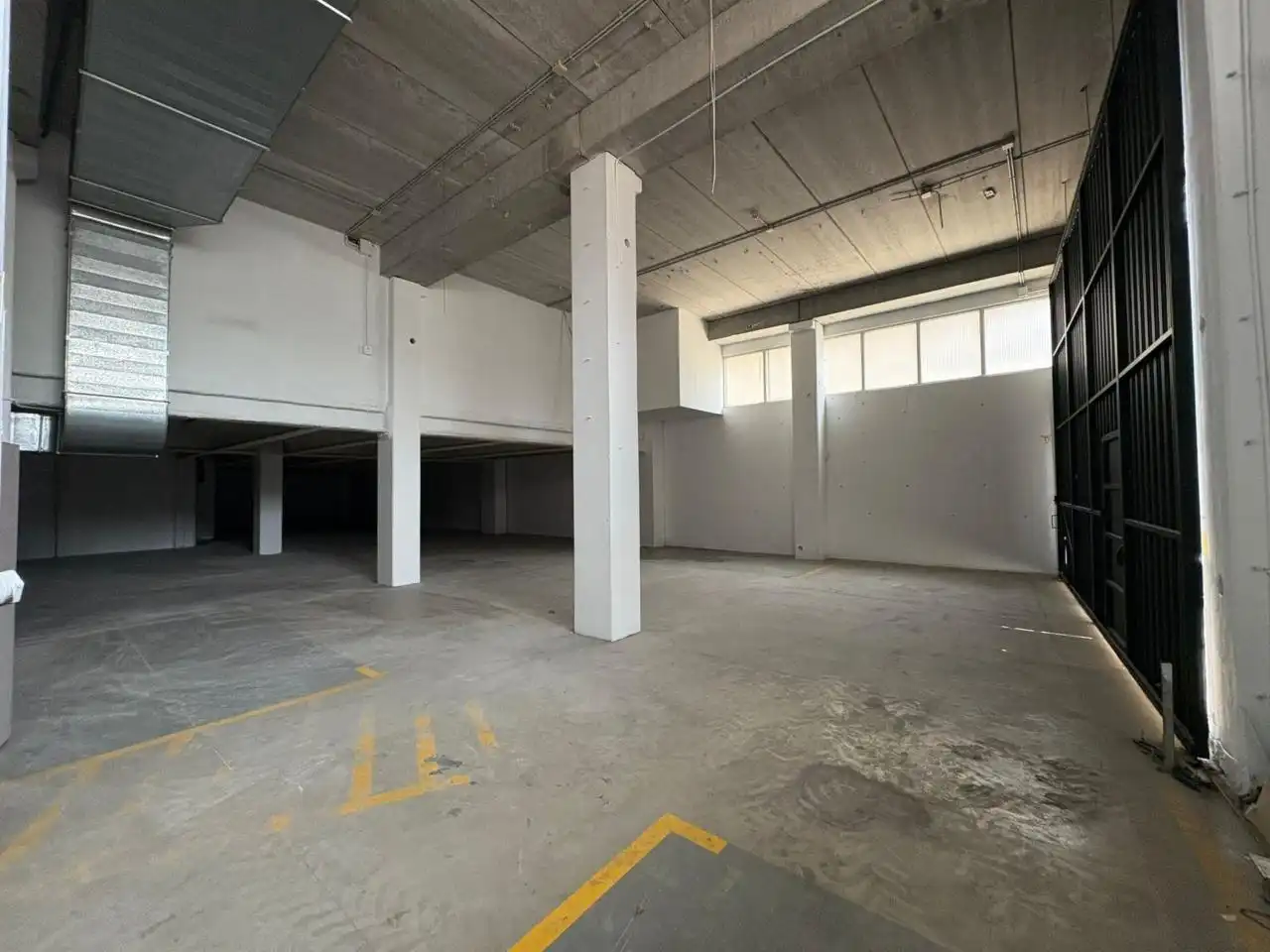 Parkplatz von Fabrikhallen zur Miete in Badalona mit Alarm