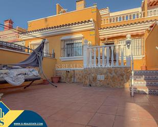 Vista exterior de Casa o xalet en venda en Torrevieja amb Terrassa, Moblat i Piscina comunitària