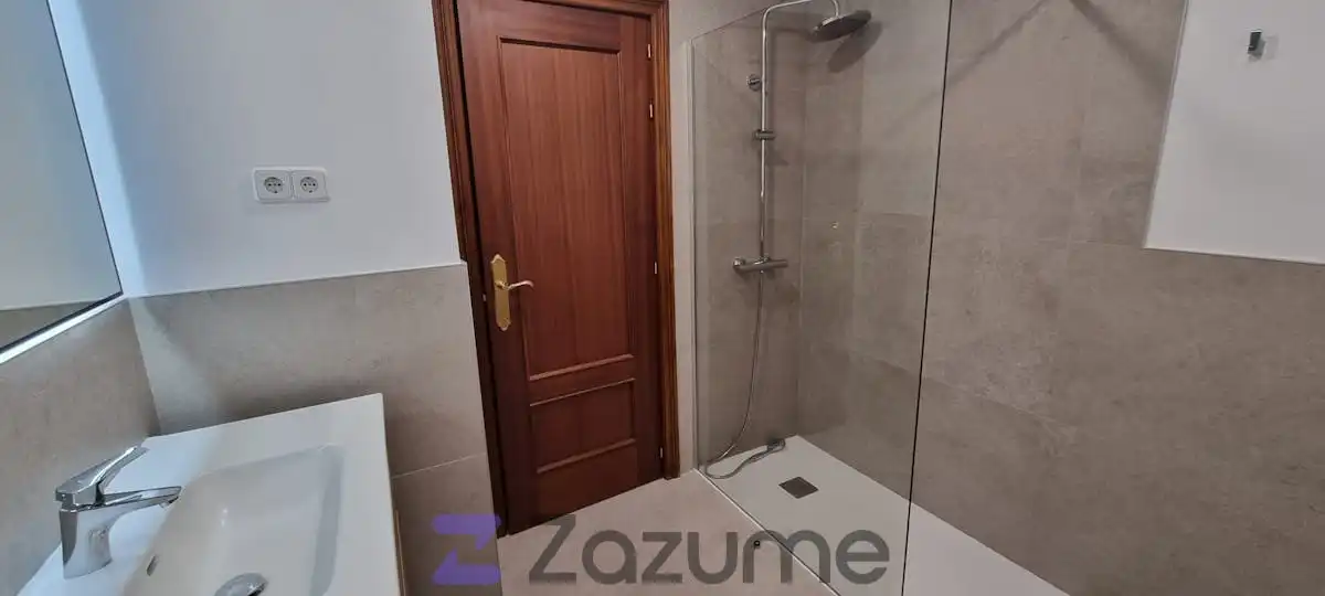 Bathroom of Flat for rent in Madrid  with Air Conditioner, Heating and Private garden