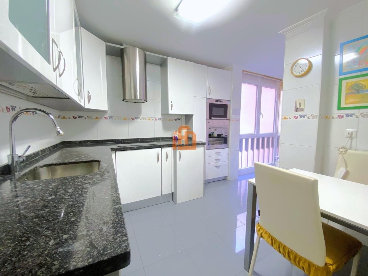 Cuina de Pis en venda en León Capital  amb Calefacció, Parquet i Terrassa