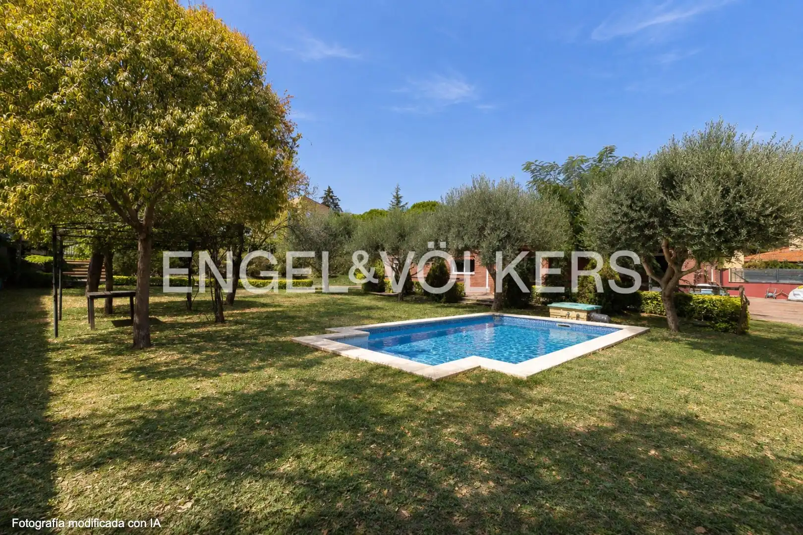 Casa amb piscina en venda a Llinars del Vallès