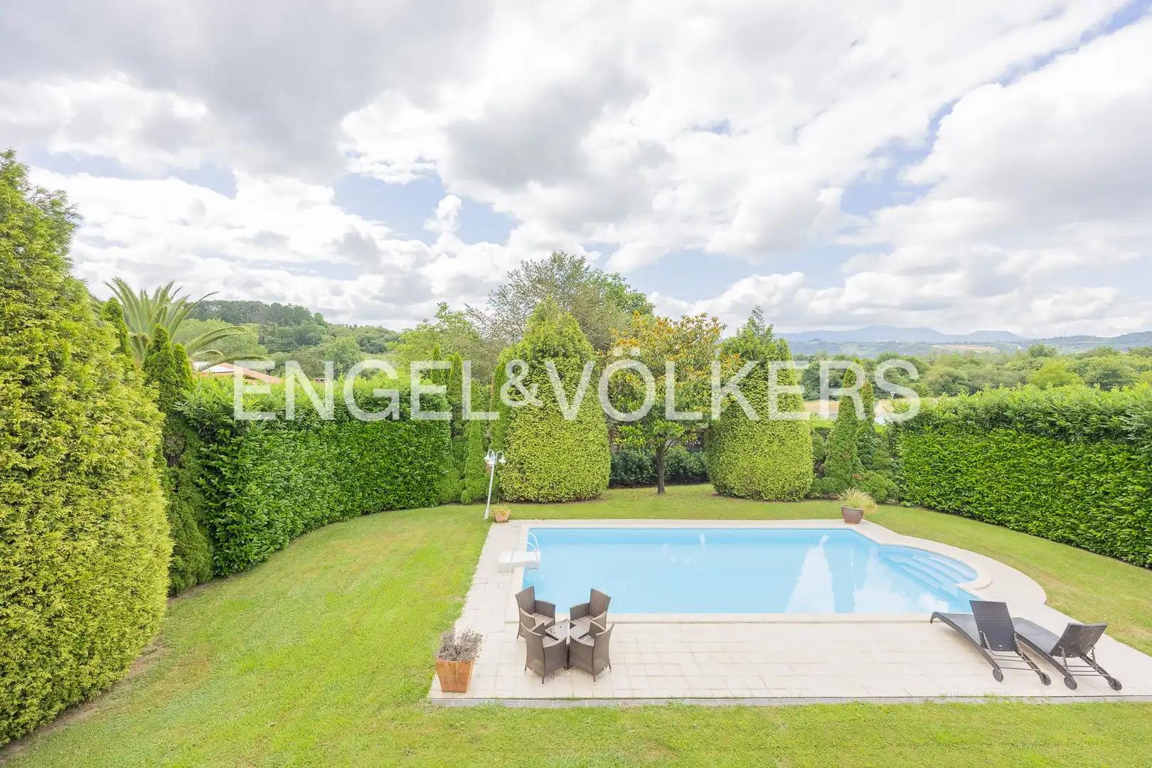 Piscina de Casa o chalet en venta en Loiu con Calefacción, Jardín privado y Trastero