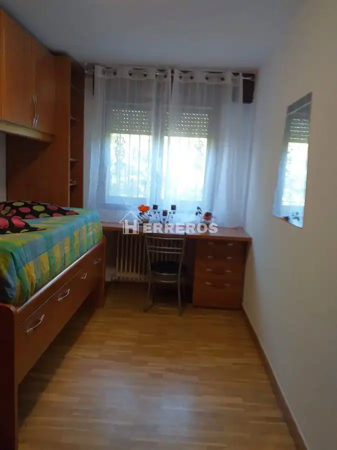 Habitación de Casa adosada en venta en Uruñuela con Calefacción, Parquet y Terraza