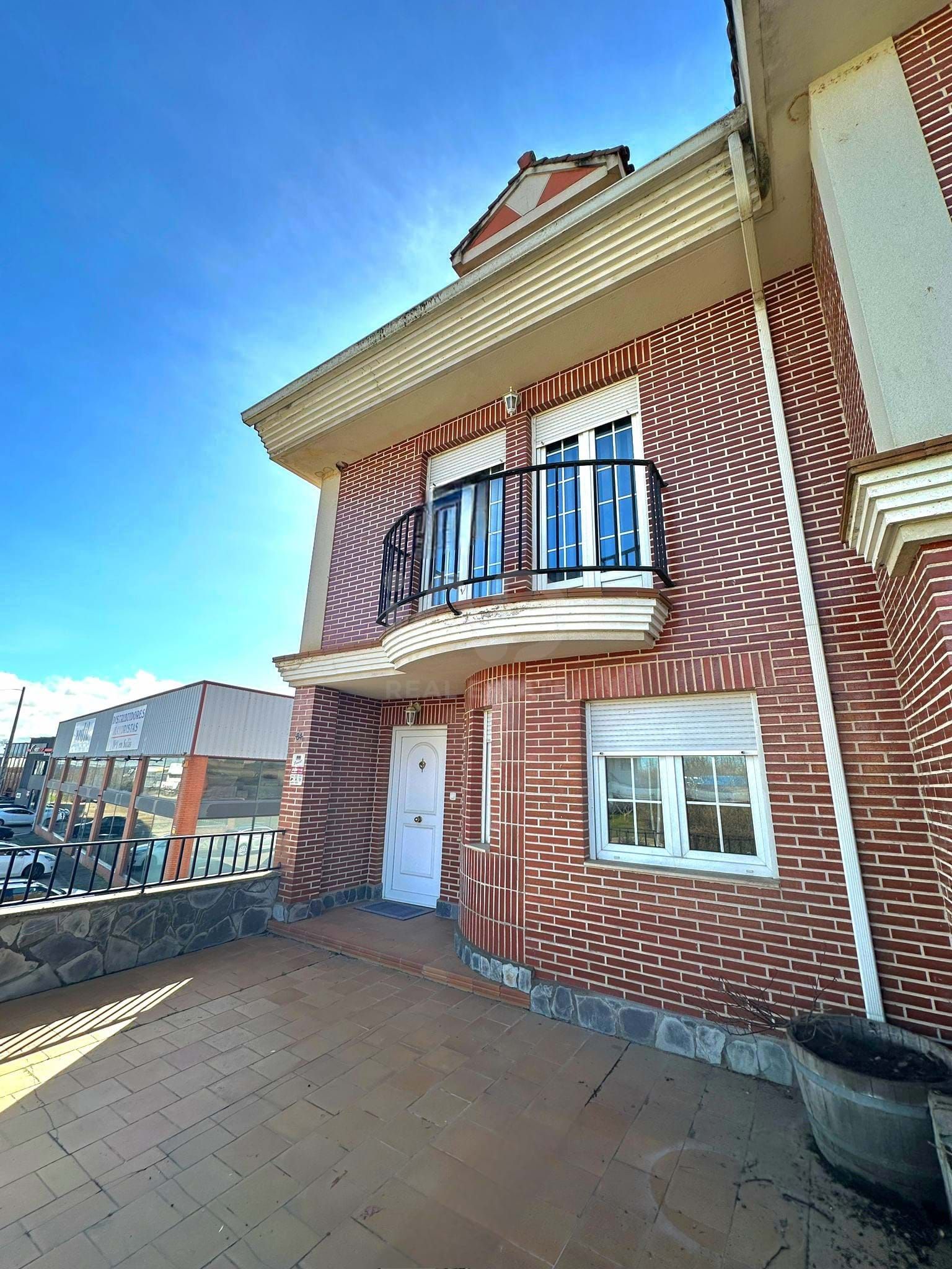 Exterior view of Single-family semi-detached for sale in Valdefresno  with Heating and Terrace